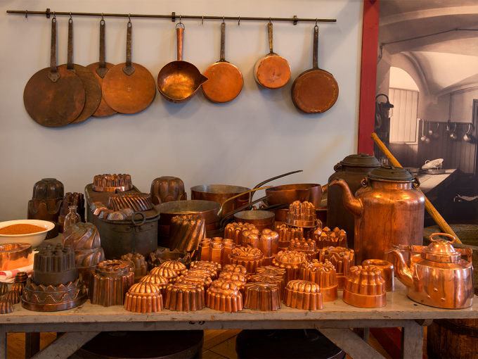 Kobberformer og -panner ble benyttet helt opp i våre dager. Foto: Jan Haug, Det kongelige hoff.